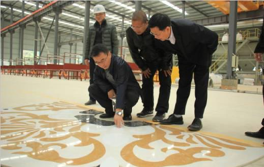 時(shí)任中國科學(xué)院電子學(xué)研究所黨委書記孫殿義一行到利升石業(yè)考察