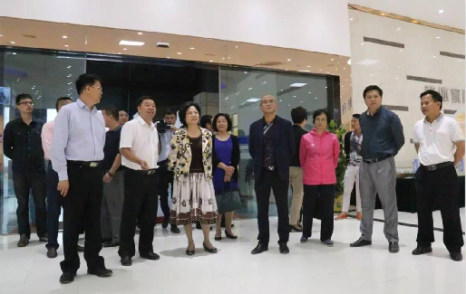 自治區(qū)政協(xié)副主席、工商聯(lián)主席磨長(zhǎng)英率調(diào)研組到利升石業(yè)調(diào)研